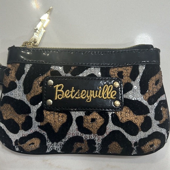 NWT Betseyville Leopard Print Wristlet - Picture 3 of 5